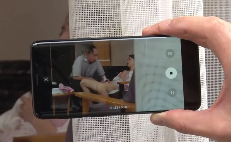 Vợ của con trai gian díu với bố ông xã bị gã quản lý khu phố phát hiện